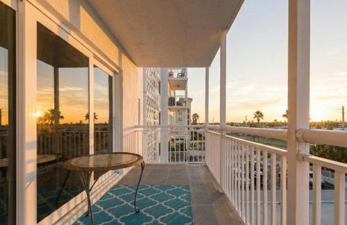 Spacious 3BR Beachfront Condo with Balcony & Parking - Foto 2