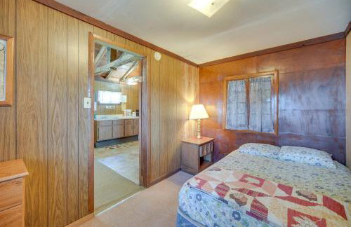 Stone Lake Cabin with Private Deck and Fire Pit! - Foto 12