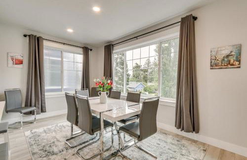 Columbia River Views Spacious Hammond Getaway! - Photo 8