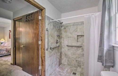 Quiet Home with Fire Pit - 1 Mi to Downtown Acworth! - Foto 13