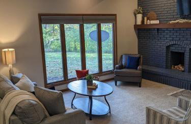 Walk to K-State, Sleeps 12, Pool Table, Hot Tub - Foto 10