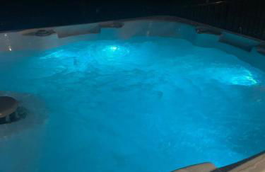 Charming Farmhouse w King Bed Hot Tub & EV Charger - Foto 18