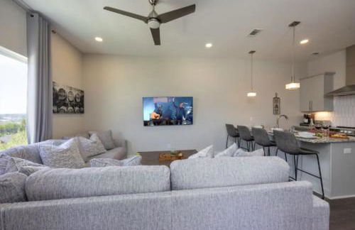 Luxury four-story Home with Rooftop views, 10min to Downtown! Sleeps 12! - Photo 9