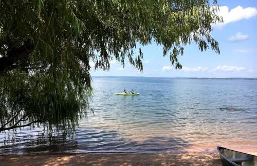 Peaceful Lakefront Cabin with Loft, Beach Access & Sunset Views in Buchanan Dam, Texas - Foto 8