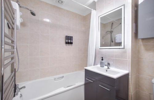 Modern and Comfortable 2-Bedroom Apartment with Private Parking - Foto 17