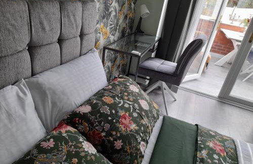 Cosy and Private with 55"TV and Dedicated Toilet Shower Space - Foto 16