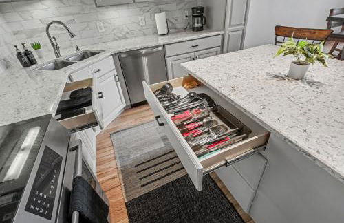 The Elevated Gallery - Historic Loft - Heart of Downtown - 98WalkScore - Foto 20