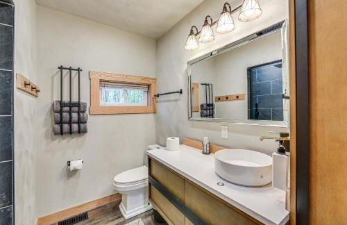 10 Mi to Mtn Resort Normalville Cabin with Balcony! - Foto 18