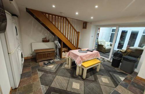 Welsh Miners Cottage Four Bedroom House - Foto 13