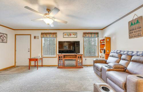 Less Than 1 Mi to Beach Peaceful Brant Lake Home! - Foto 5