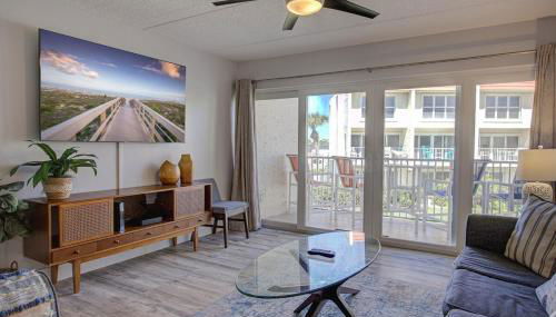Beautiful Ocean Side 2 Bedroom Condo with Pool - Foto 1
