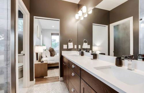 Zen Haus* Lavish Getaway w/ Gym, Sauna, Hot Tub - Foto 56