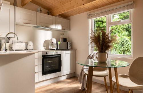 Copperbeech Hut - Romantic Hideaway with a Private Hot Tub - Photo 10