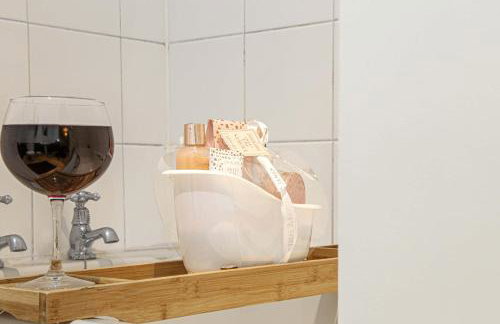 Beautiful City Centre Apartment with Free Parking, Fast-Wifi, SmartTV with Netflix and Private Garden by Yoko Property - Foto 14