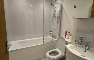 Misk Homes #3 Near Heathrow Airport, shops & Brunel University - Free Parking - Foto 14
