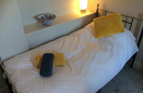 40 Newgate Barnard Castle -Central Location - Court Yard - Dog Friendly - Sleeps 7 - Wood Burner - Complimentary Logs & Wine - Smart TV - Foto 12