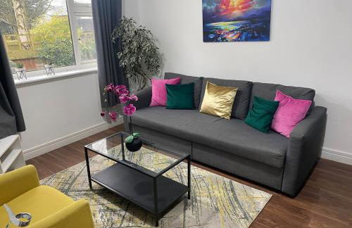 Spacious and Bright 2 Bedroom Ground Floor Apartment 5 min walk from town centre with Free Parking Business and Leisure by Jesswood Properties - Foto 1