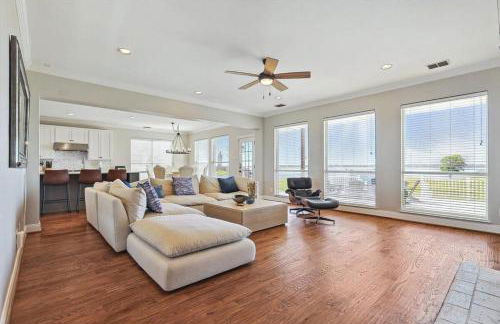 The Best of Lakeside Living - Luxury at its Finest - Photo 3