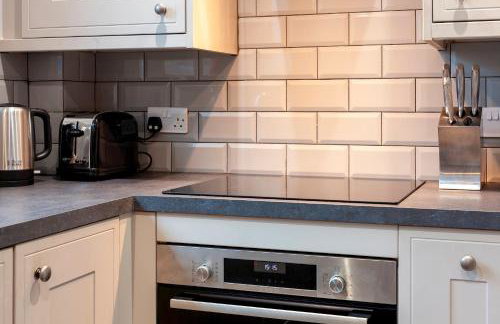 Pass the Keys Spacious and modern house with Free Parking - Photo 20