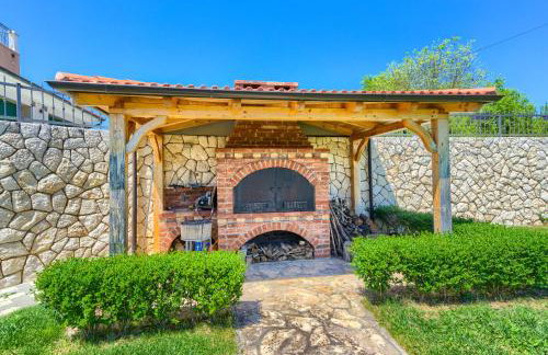 5-Bed Villa with Pool, Jacuzzi & Padel Court - Foto 5