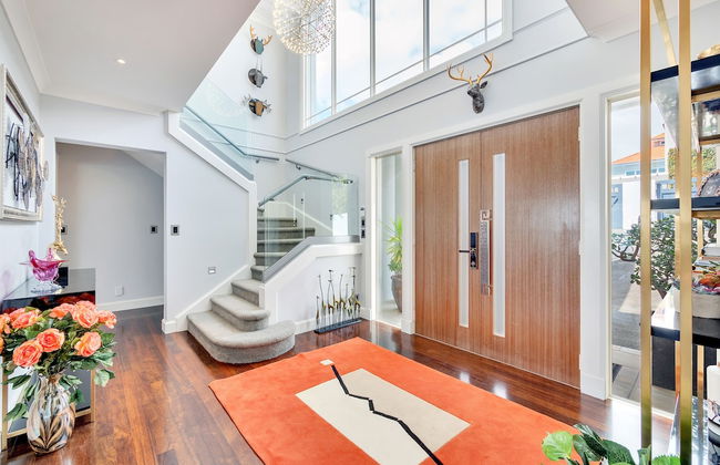 Magnificent Harbour View Villa in Orakei - Photo 2