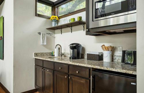 Charming Lake Getaway with Loft - Pickleball & BBQ - Foto 9