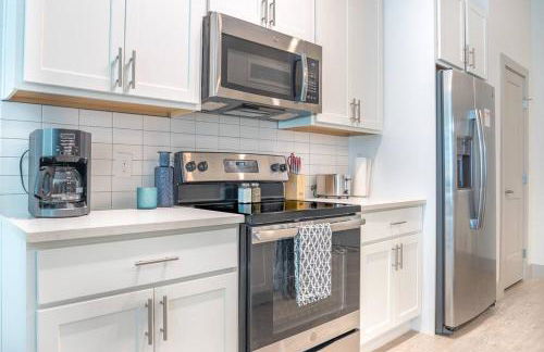 Beautiful RiverWalk Apt with Full Amenities, King Bed & Free Parking - Foto 21