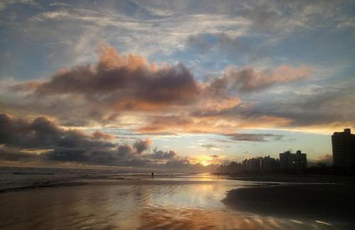 Prédio com piscina na cobertura frente ao mar,apartamento para até 6 pessoas e 3 crianças até 8 anos, churrasqueira na sacada, Wi-Fi grátis, rede de proteção, NÃO oferecemos roupas de cama e banho, 1 vaga de garagem, na Praia Grande-Vila Mirim - Foto 29