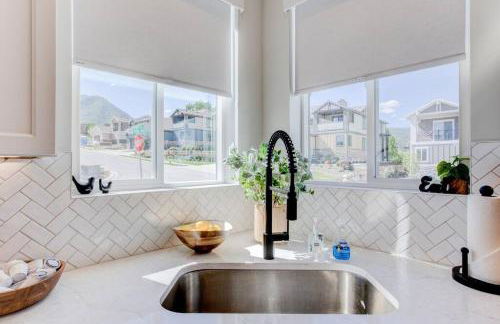 Midway to Heaven! BRAND NEW 5 bed 4.5 bath, HOTTUB - Photo 74