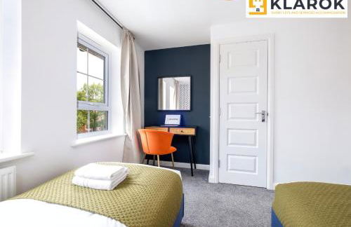 Four Bedroom Semi Detached House By Klarok Accommodation Peterborough With Free Parking & Garden - Foto 13