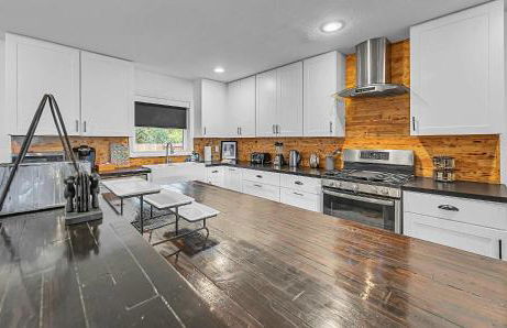 New-The Mod Poppy Large home 10 minutes from it all - Photo 14