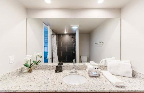 Boca Beachside 2BR 2BA with Pool and Balcony Steps to Sand - Foto 41