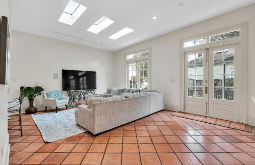 Historic 3BR LGD Gem Near Magazine & FQ - Foto 22