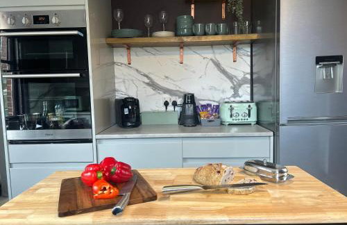 Park View is a beautiful whole entire house close to town centre, sleeps 8 in 4 rooms, 2 doubles and 4 single beds with 2 shower rooms, available for holidays, insurance stays, trades people, contractors, pets welcome - Foto 45