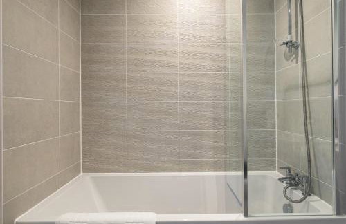 Modern Canal-Side Apartment in Milton Keynes - Photo 31