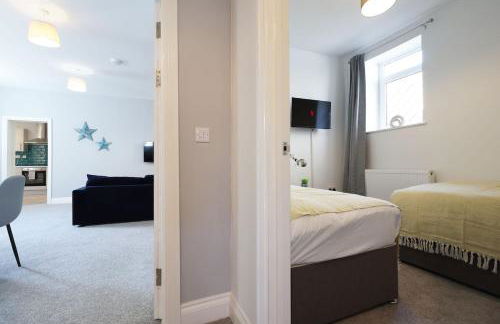 Modern 3 Bed - M4 ACCESS - Wi-Fi - Photo 12