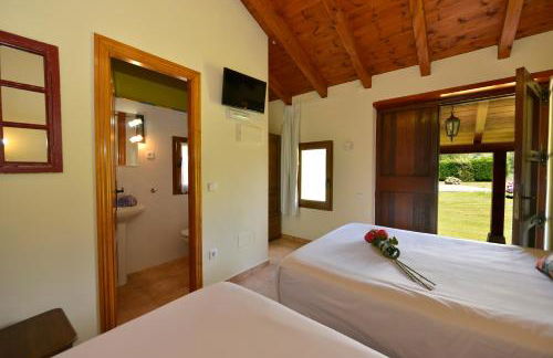 Piscina climatizada y cubierta 365 dias en Casa Rural con Encanto El Puentuco una de las casas mas valoradas de Cantabria - Foto 55