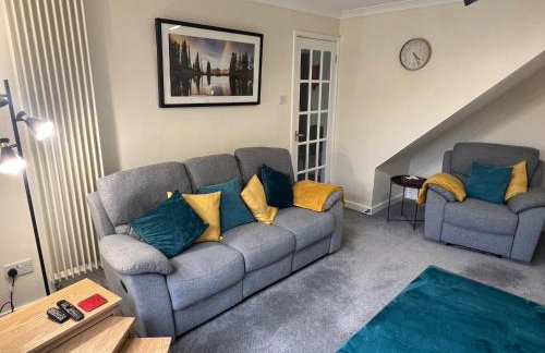 Superb Comfy 2 Bed House, Responsive & Caring Hosts Free WiFi & Parking, Close to MK Centre, Train Station, Santander, Network Rail by Webbhill Stays - Foto 58