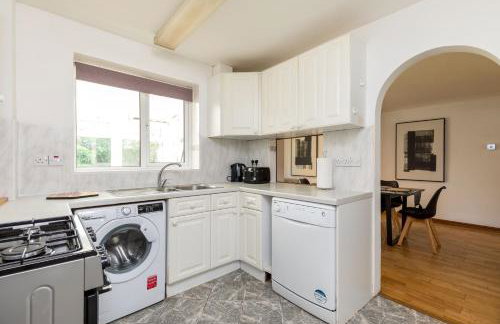 Findon House Spacious 3 bedroom, contractor, relocations friendly,10mins from GATWICK Airport, free parking, WIFI, garden, CRAWLEY - Photo 23