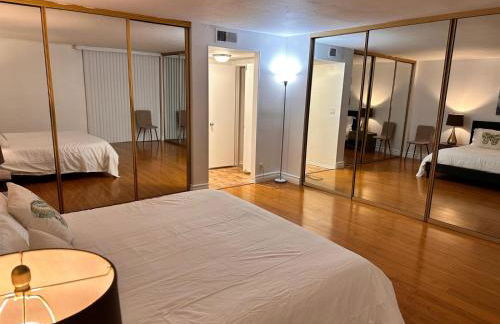 Venice Beach Lux Retreat Coastal Apartment Haven - Photo 23