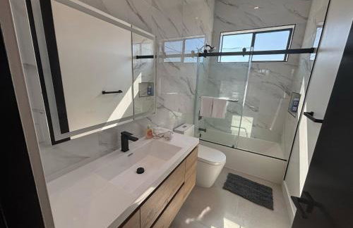 Modern Luxe Retreat Four-Bedroom - Photo 5