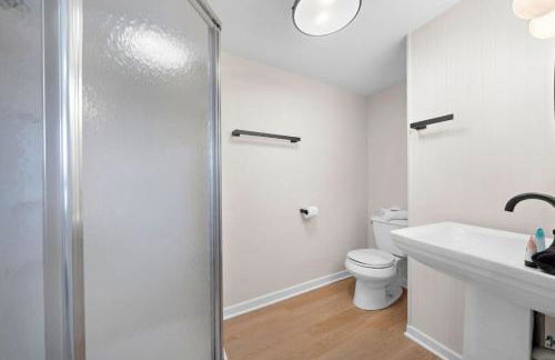 Stylish Home with game room, deck, and canal access - Foto 32