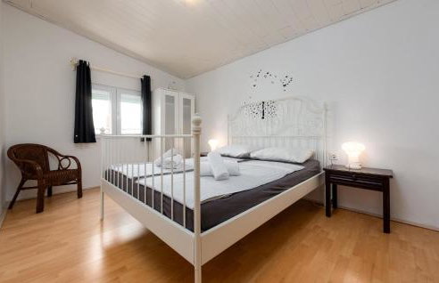 Lovely Apartment In Stara Vas With Wifi - Photo 5