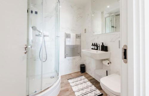 Stylish Skyline Apartment - 2 Bed, 2 Bath, Gym, Concierge in City Centre - Foto 13