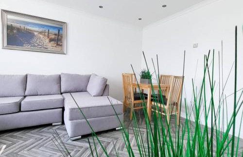 Lovely & modern 2-Bedroom Flat above shop in Tonteg - Foto 7