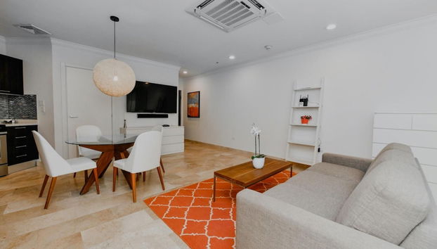 Amazing 1BR 2BA Condo Great Location w Pool GYM - Foto 4, Habitación