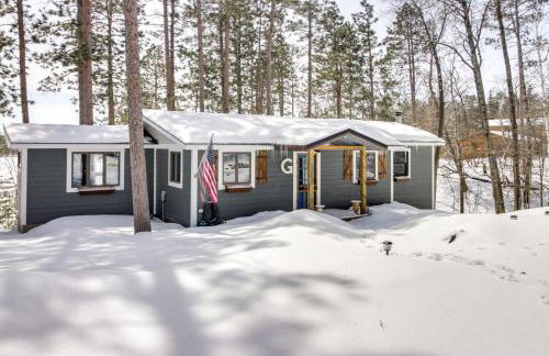 Lakefront Nevis Cabin Escape with Hot Tub! - Foto 1