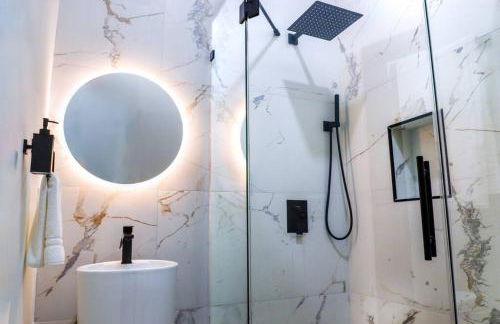 Lake Home: Relax and Unwind in Mission Hidden Gem - Photo 5