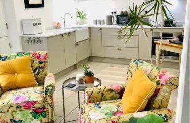 Flower Cottage by Ludlow Castle with Onsite Parking - Photo 1