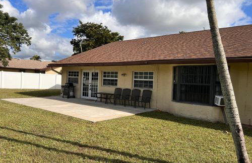 Entire Single Family home 3 bed 2 bath in water front big cozy back yard view - Foto 17